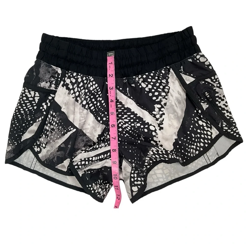 Lululemon Tracker Short III 4-way Stretch Static Mist White Black / Black Size 6